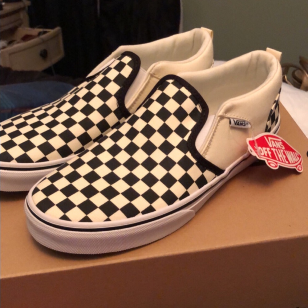 NWT Checkered Vans Size 6 kids 8 women’s.